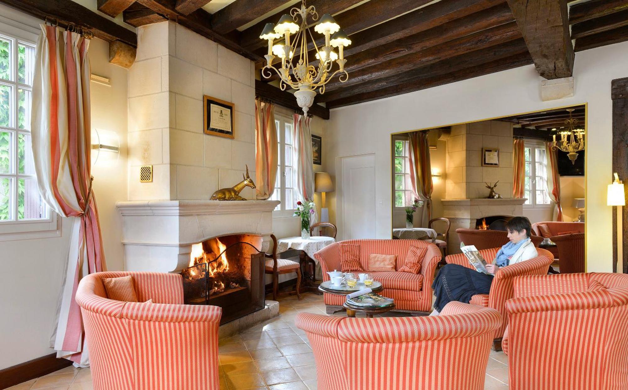 Logis Auberge Du Centre Chitenay エクステリア 写真